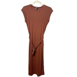 AlyaRibbed knit brown midi dressFitted dressRemovable tie waist belt Crew neck